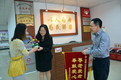 尊老爱老，贡献爱心 ——CC国际·(集团)官方网站“敬老、爱老” 送产品活动